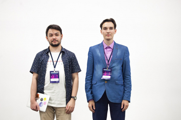 На фото: Арсений Кустов, Михаил Парфенюк. Один член команды работал удаленно: Евгений Павлов. Фотограф: Егор Макаров. 