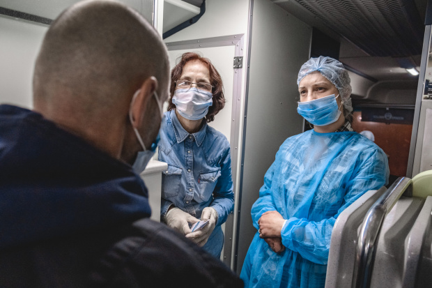 Изображение: Работа «Синего автобуса» фонда «Гуманитарное содействие»