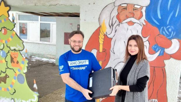 Передача компьютеров в село Сухая Вязовка. Изображение: «Технодар».