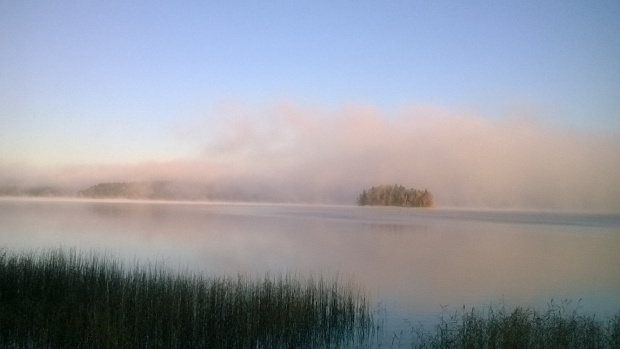 Озеро Зеркальное, октябрь 2017. Мой телефон с разбитым и поэтому частично нечувствительным экраном умеет звонить, переключать аудиотреки (только назад) и фотографировать. Сообщения я могу набирать из того, что предлагает автоподстановка, половина клавиатуры не работает. 
