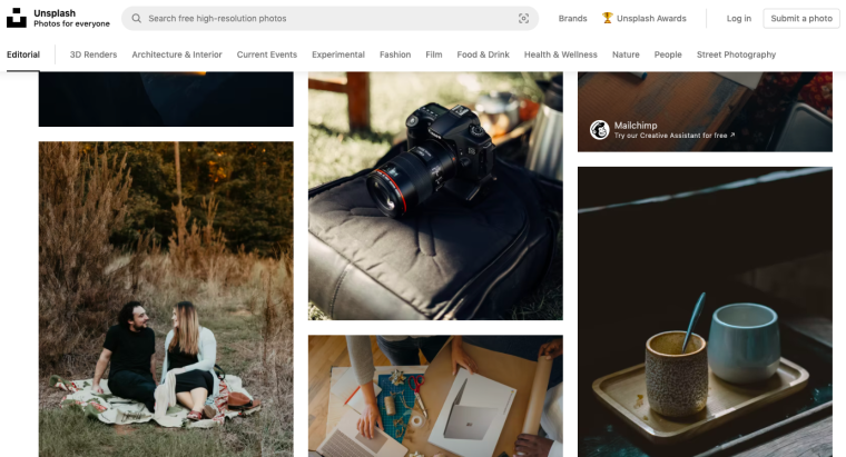 При использовании изображений с фотостока Unsplash указывать автора не обязательно.