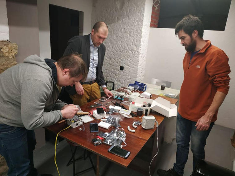 АКТИВИСТЫ BREATHE.MOSCOW ПОМОГАЮТ СОБИРАТЬ ДАТЧИКИ. ФОТО: ВАСИЛИЙ ХОРОШИЛОВ.
