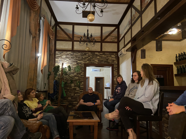 Первая встреча офлайн в уютном загородном отеле, где прошла мастерская. Фото: Алиса Цветкова.