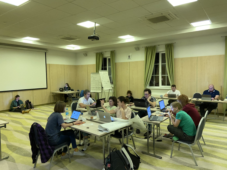 Работа в одном пространстве помогает погрузиться в проекты и быть на одной волне во время всей мастерской. Фото: Мария Барабанова.