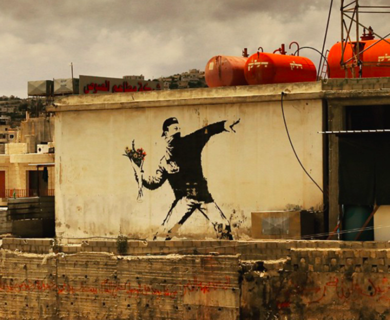 Бэнкси, «Метатель цветов», 2005 год. Фото Flickr (sameerhalai).