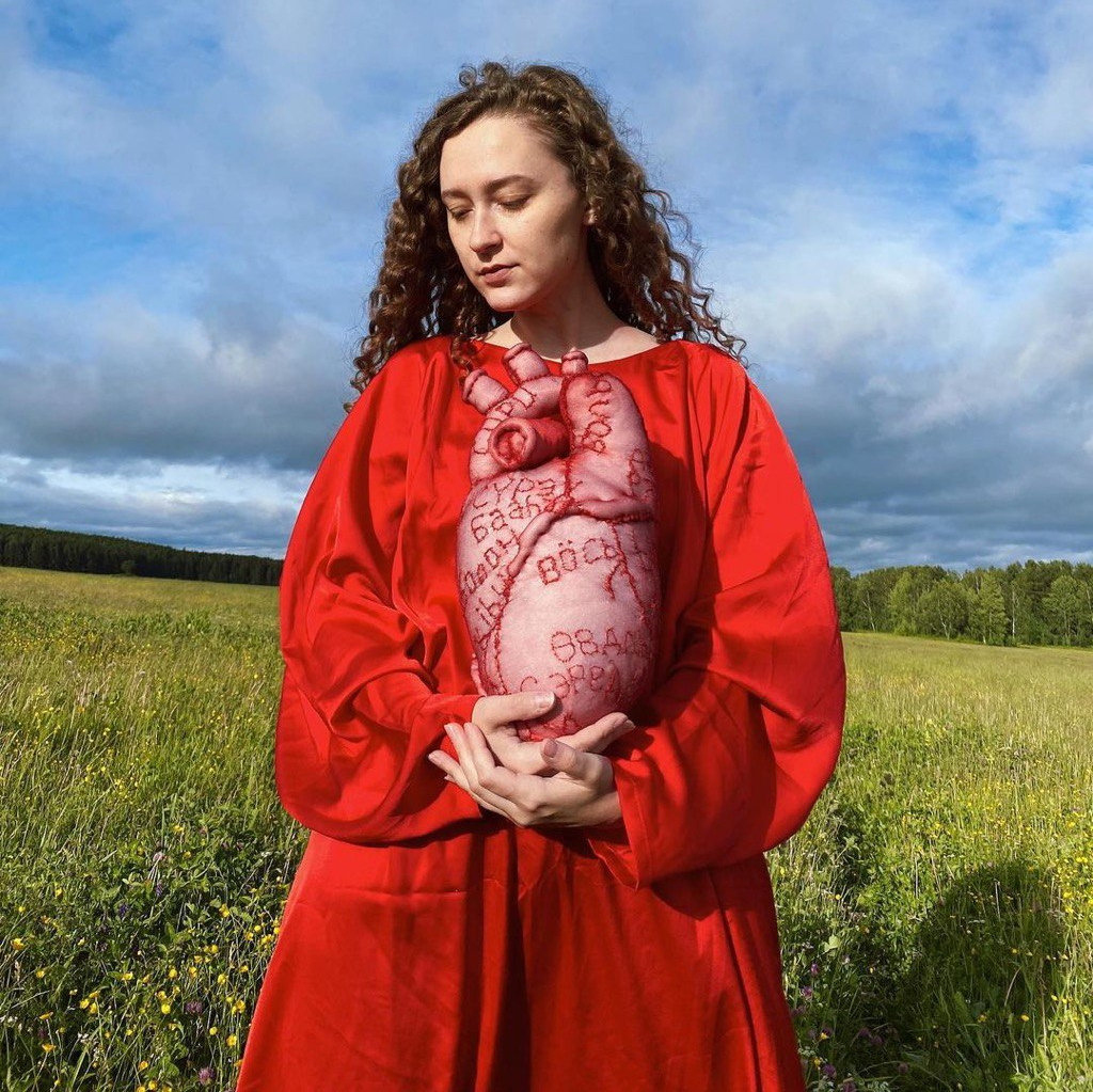 Работа проекта «Слышу голоса России», на сердце вышито слово «боль» на разных языках народов России. Алиса Горшенина. Источник: Instagram Алисы.