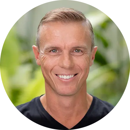 Человек на фоне зелёных растений.